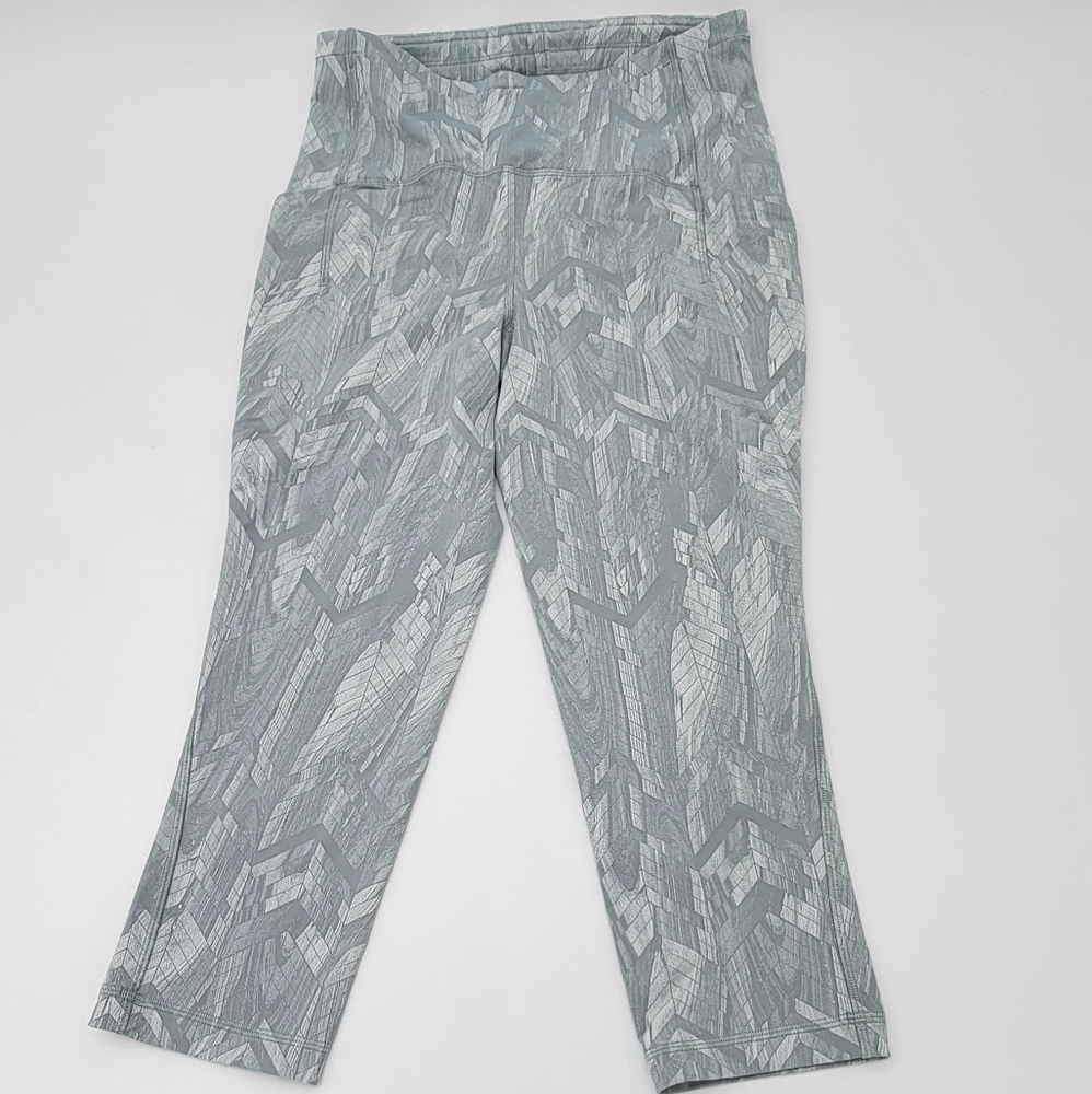 Lululemon, Women's Leggings Size 8,  Waist 28 in, Green Patterned. Pre-owned.